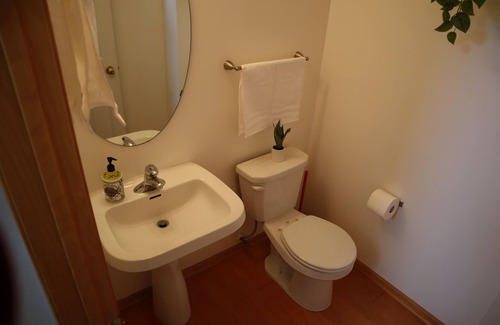 Woodbury House | Cozy Peaceful Spring Suburban Escape with King Bed and Full Gym in Woodbury