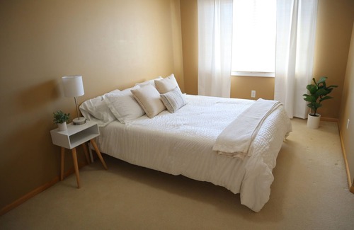 Woodbury House | Cozy Peaceful Spring Suburban Escape with King Bed and Full Gym in Woodbury