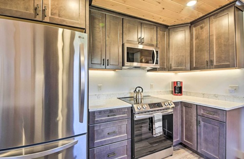 New Vineyard Cabin | Cozy & Peaceful Waterfront Cabin on Porter Lake!