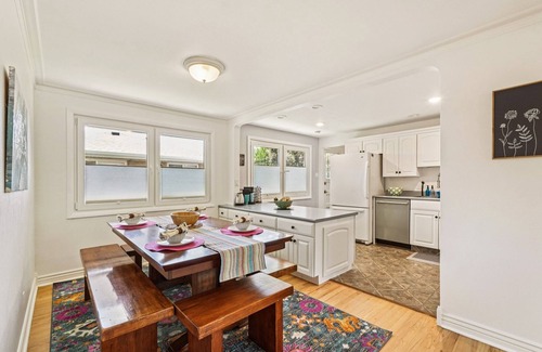 Alta Vista Area House | Cozy Pet & Family-friendly fully fenced beautiful backyard