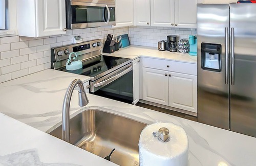 Seminole House | Cozy , Pet Friendly 2 Bedroom/1 Bathroom, Just 5 minutes from the Beach!