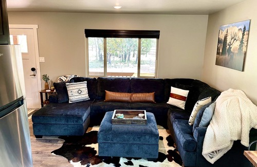 Happy Jack Cabin | Cozy Pet Friendly 2BR Cabin in the Pines, Happy Jack AZ