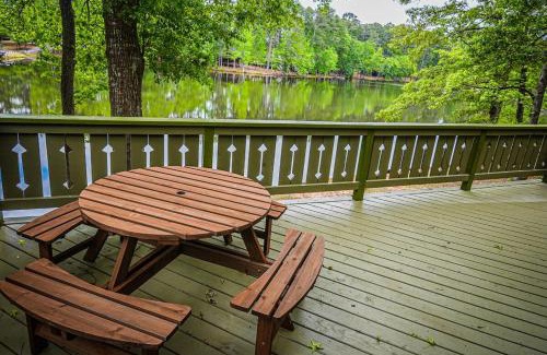 Pine Mountain Ski Chalet | Cozy pet friendly chalet! Perfect fishing spot!