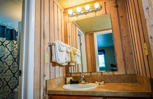 Pine Mountain Ski Chalet | Cozy pet friendly chalet! Perfect fishing spot!