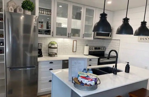 Prince George House | Cozy Pet Friendly Farmhouse Style Near Hospital