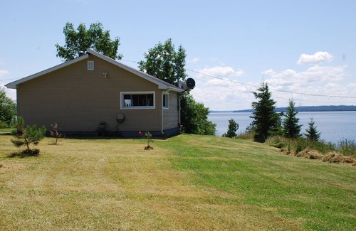 Guerin Cottage | Cozy & Pet-friendly Lakefront Cottage