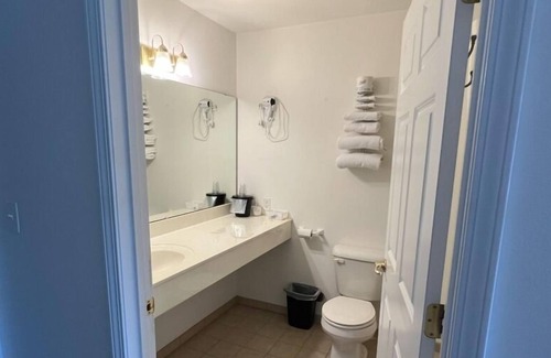 Renault Apartment | Cozy Petite King + Queen Suite in a Friendly Town!