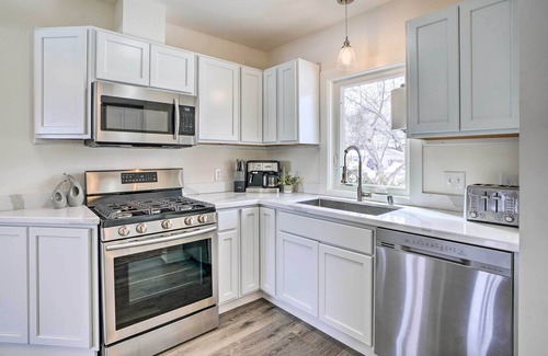 Plymouth Cottage | Cozy Plymouth Cottage w/Medicine Lake View!