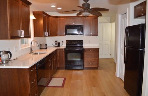 Mt Cobb House | Cozy Pocono Lakefront Mid-Term Vacation Rental near Scranton. 30+ days only!