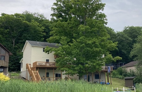 Mt Cobb House | Cozy Pocono Lakefront Mid-Term Vacation Rental near Scranton. 30+ days only!