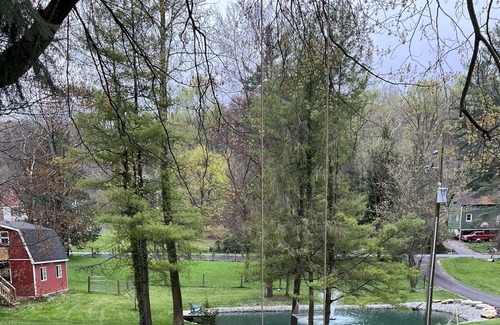 Pequea House | Cozy pond paradise