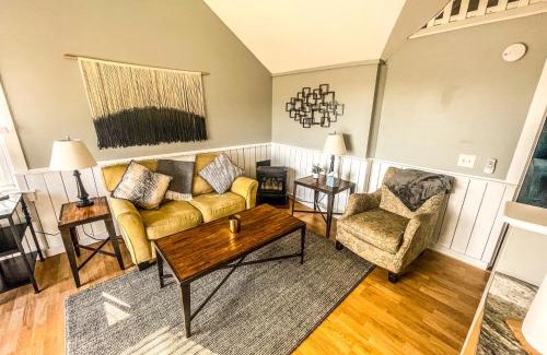 Salsbury Cove House | Cozy Pond Side Cottage in Bar Harbor! [The Nook]