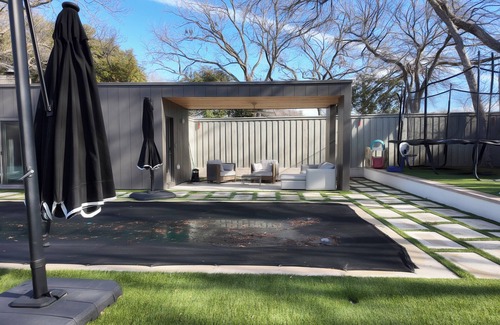 Garland Apartment | Cozy Pool Cabana Back house with Pool