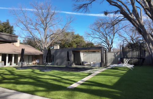 Garland Apartment | Cozy Pool Cabana Back house with Pool