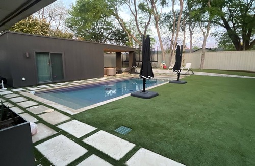 Garland Apartment | Cozy Pool Cabana Back house with Pool