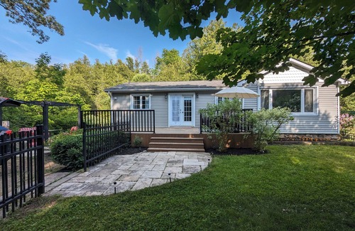 Port Elgin Cottage | Cozy Port Paradise - Minutes Walk from the Lake