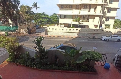 Ranwar Apartment | Cozy Private AC Studio by the Sea Bandstand Bandra W Mumbai nr Taj Lands End