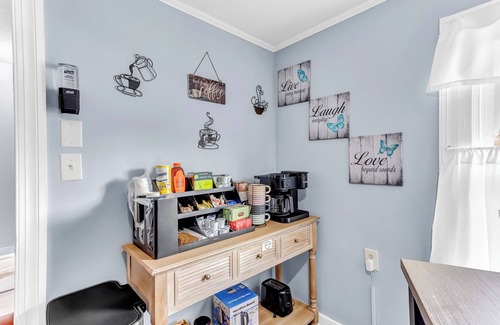 Hebron House | Cozy PRIVATE BEDROOM shared space in serene Hebron with AC, WiFi