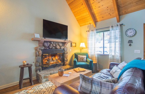 Wrightwood Cabin | Cozy private cabin on ~1/2 acre, min. to ski resort & town. Winter getaway!!