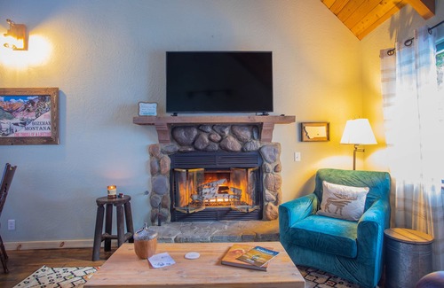 Wrightwood Cabin | Cozy private cabin on ~1/2 acre, min. to ski resort & town. Winter getaway!!