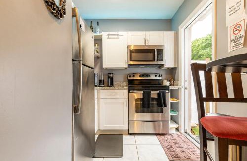 Fairvilla House | Cozy Private Entry Apt with a Full-Size Kitchen