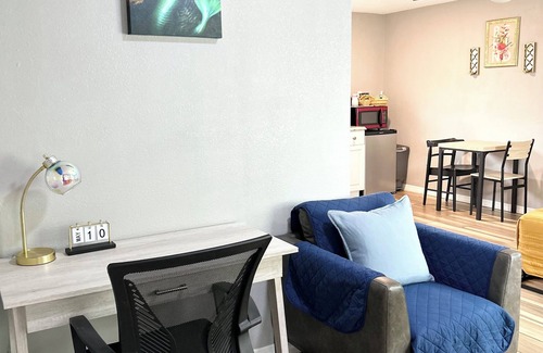 Spring Hill Apartment | Cozy Private King Studio w Large Driveway Free Wi-Fi Kitchenette Self CheckIn
