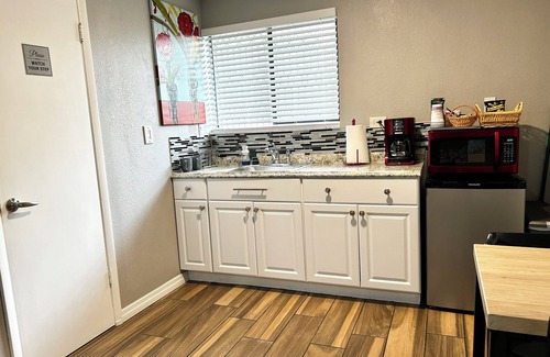 Spring Hill Apartment | Cozy Private King Studio w Large Driveway Free Wi-Fi Kitchenette Self CheckIn