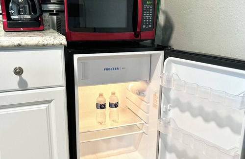 Spring Hill Apartment | Cozy Private King Studio w Large Driveway Free Wi-Fi Kitchenette Self CheckIn