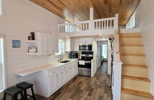 Liberty Cabin | Cozy Private Lux Cabin Style Tiny House, Firepit, FIBER, in mins from Clemson Un