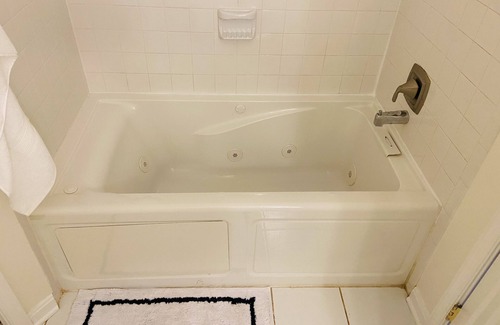 Wheaton-Glenmont House | Cozy private place with jacuzzi