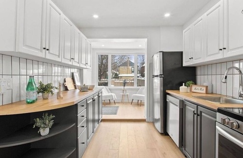 Briar Hill - Belgravia House | Cozy Private Room in Forest Hill | Second Floor | 28+ Day Stays Only