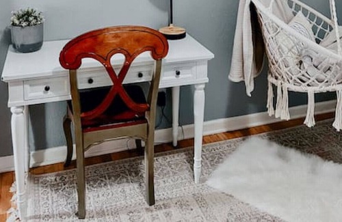 Eastwood House | COZY private room with hanging chair parking and kitchen