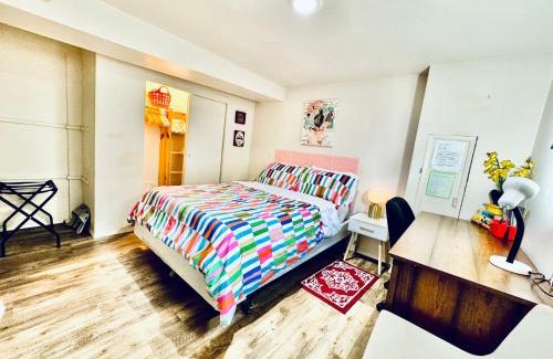 Rainier Valley House | Cozy Private Room with Shared Bathroom on the 1st Floor - Conveniently Located near SeaTac Airport and Downtown