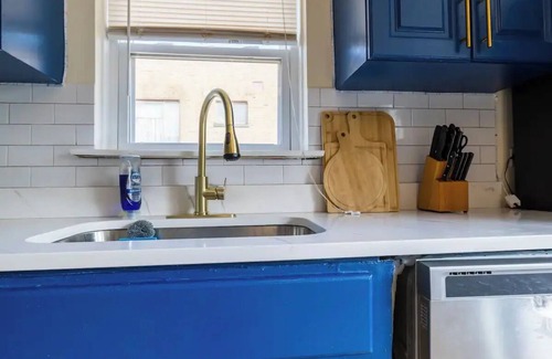 Evanston House | Cozy Private & Spacious 6-bedroom Duplex with Parking in charming Evanston