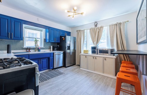 Evanston House | Cozy Private & Spacious 6-bedroom Duplex with Parking in charming Evanston