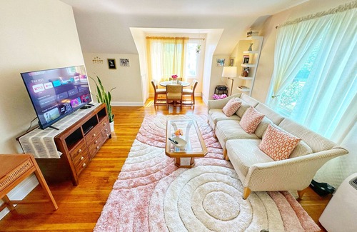 Grosse Pointe House | Cozy, Private-Entry Loft Located within Walking Distance to Everything!