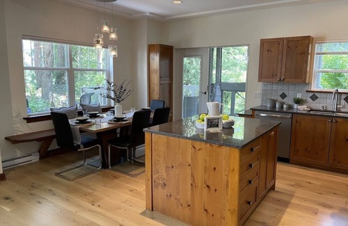 Blueberry Hill House | Cozy, private Whistler townhome -2 min drive from the heart of whistler village!