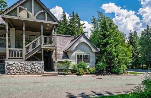 Blueberry Hill House | Cozy, private Whistler townhome -2 min drive from the heart of whistler village!