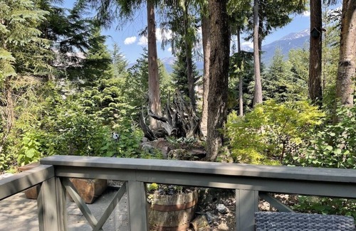 Blueberry Hill House | Cozy, private Whistler townhome -2 min drive from the heart of whistler village!