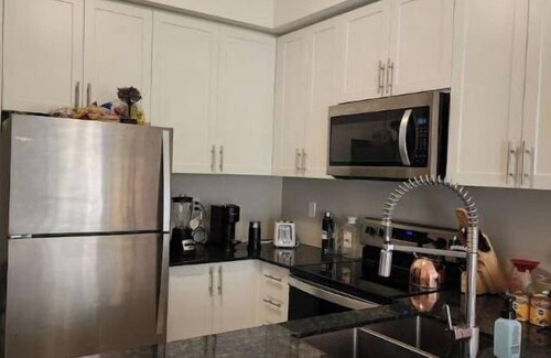 Lawrence Heights Hotel | Cozy Property in Toronto with Free Parking-WIFI, steps away from subway station