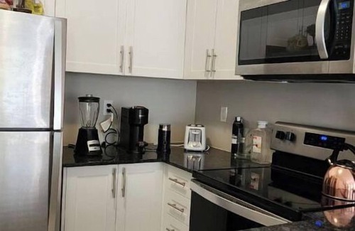 Lawrence Heights Hotel | Cozy Property in Toronto with Free Parking-WIFI, steps away from subway station