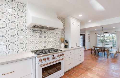 Raskin Estates House | Cozy Pueblo Estate Escape for 16 w/Backyard Oasis