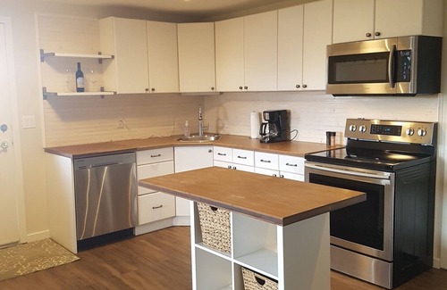 Central Okanagan House | Cozy & Quaint 3 Bedroom Suite