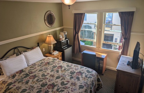 Cow Hollow Hotel | Cozy Queen Courtyard Retreat – Your Tranquil Escape in San Francisco!