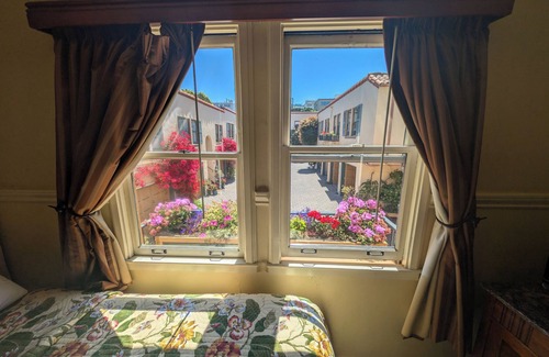 Cow Hollow Hotel | Cozy Queen Courtyard Retreat – Your Tranquil Escape in San Francisco!