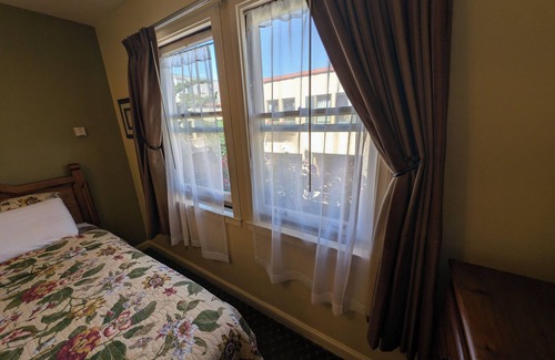 Cow Hollow Hotel | Cozy Queen Courtyard Retreat – Your Tranquil Escape in San Francisco!