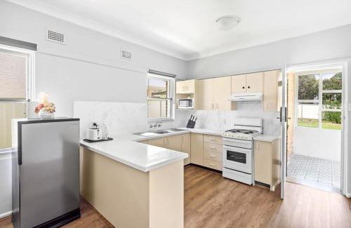 Narwee House | Cozy Queen Room in Narwee - Next to Stations & Shops - Shared Bathroom