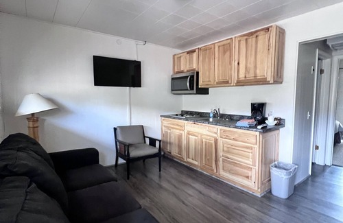 Manila Hotel | Cozy Queen with Kitchenette in Flaming Gorge