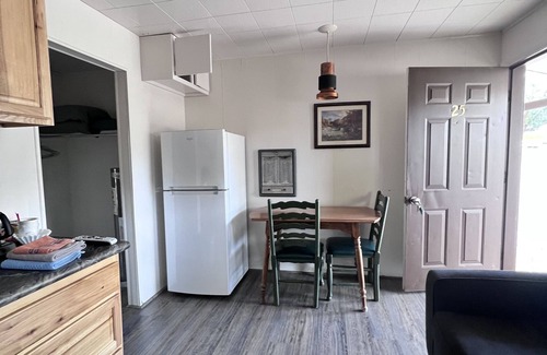 Manila Hotel | Cozy Queen with Kitchenette in Flaming Gorge