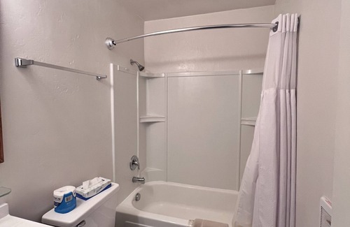 Manila Hotel | Cozy Queen with Kitchenette in Flaming Gorge